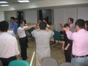 Thầy trò võ sư Nguyễn Ngọc Nội hướng dẫn cho CBNV của Tổng công ty Essco tập luyện trong ngày khai giảng lớp A15 Xuân Thủy (03/11/2011)